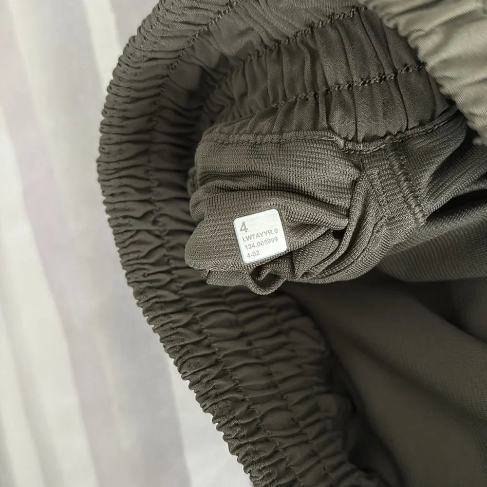 NWOT Lululemon Hotty Hot High Rise Lined Shorts 2.5 - Picture 4 of 5